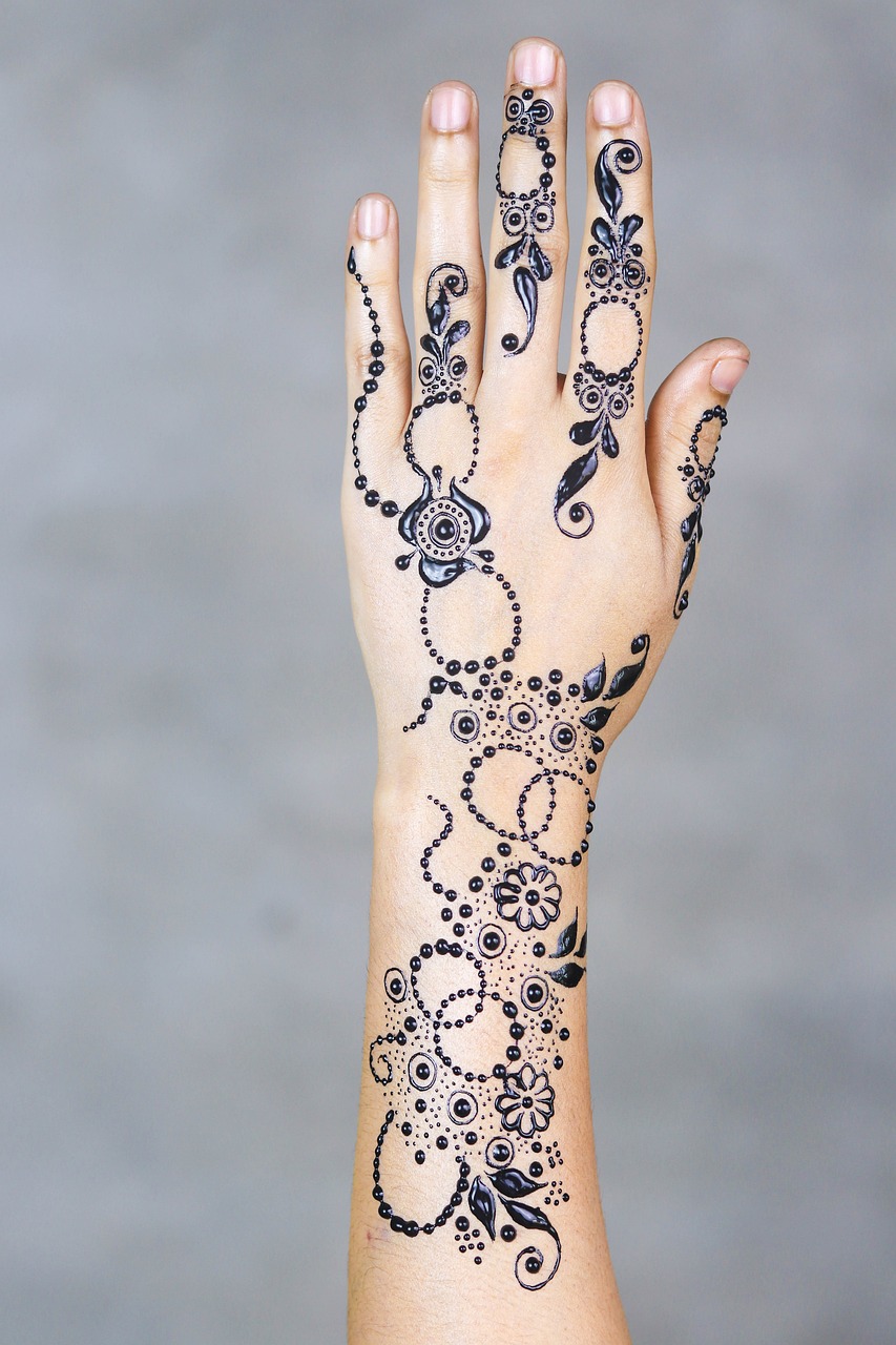 henna, hands, mehendi-4384048.jpg