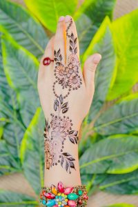 henna-hands-mehendi-4608425-1